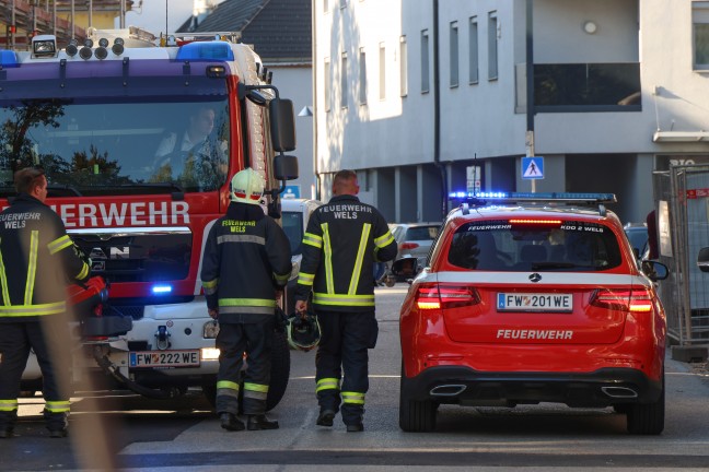 Personenrettung: Arbeiter mit gesundheitlichen Problemen von Baustelle in Wels-Innenstadt gerettet