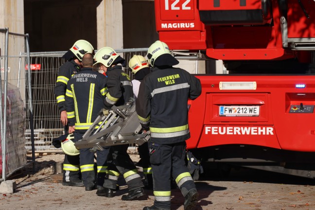Personenrettung: Arbeiter mit gesundheitlichen Problemen von Baustelle in Wels-Innenstadt gerettet
