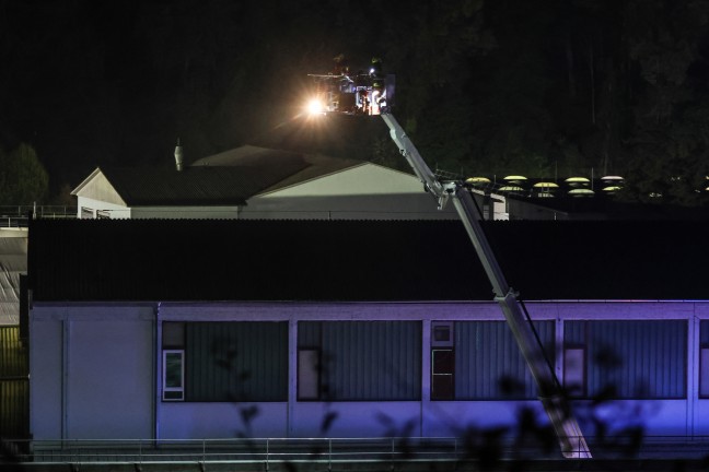 Drei Feuerwehren bei Brand bei einem Industriebetrieb in Kremsm�nster im Einsatz