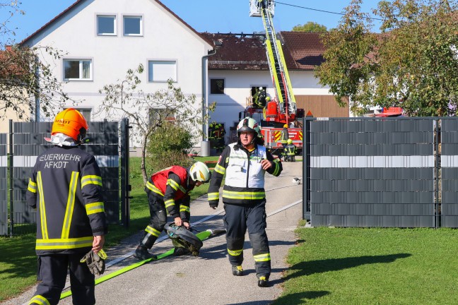 Dachstuhlbrand: Neun Feuerwehren verhindern Gro�brand auf Bauernhof in Scharten