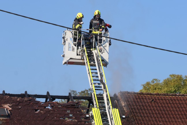 Dachstuhlbrand: Neun Feuerwehren verhindern Gro�brand auf Bauernhof in Scharten