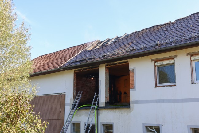 Dachstuhlbrand: Neun Feuerwehren verhindern Gro�brand auf Bauernhof in Scharten