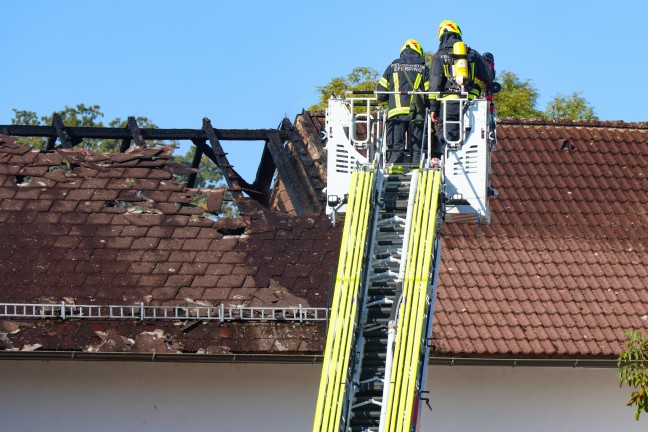Dachstuhlbrand: Neun Feuerwehren verhindern Gro�brand auf Bauernhof in Scharten