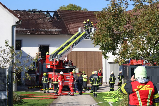 Dachstuhlbrand: Neun Feuerwehren verhindern Gro�brand auf Bauernhof in Scharten