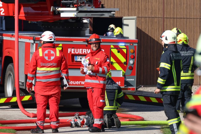 Dachstuhlbrand: Neun Feuerwehren verhindern Gro�brand auf Bauernhof in Scharten
