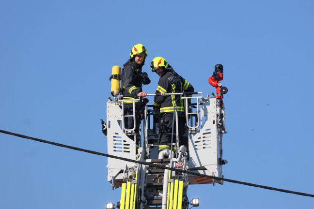Dachstuhlbrand: Neun Feuerwehren verhindern Gro�brand auf Bauernhof in Scharten