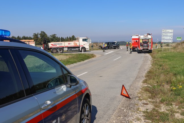 Schwerer Kreuzungscrash zwischen Kleinbus und PKW bei Taiskirchen im Innkreis