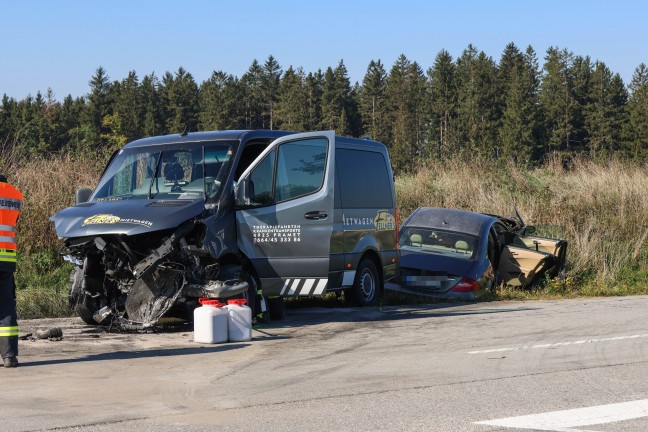 Schwerer Kreuzungscrash zwischen Kleinbus und PKW bei Taiskirchen im Innkreis