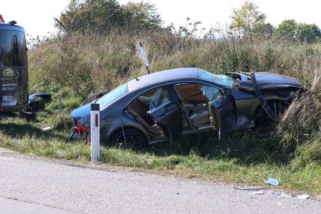 Schwerer Kreuzungscrash zwischen Kleinbus und PKW bei Taiskirchen im Innkreis