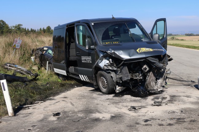 Schwerer Kreuzungscrash zwischen Kleinbus und PKW bei Taiskirchen im Innkreis