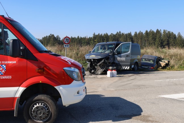 Schwerer Kreuzungscrash zwischen Kleinbus und PKW bei Taiskirchen im Innkreis