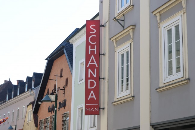 Leuchtreklame touchiert: Feuerwehr bei Sicherungsarbeiten in Wels-Innenstadt im Einsatz