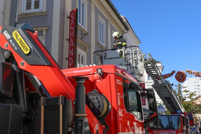 Leuchtreklame touchiert: Feuerwehr bei Sicherungsarbeiten in Wels-Innenstadt im Einsatz