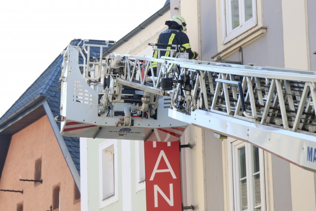 Leuchtreklame touchiert: Feuerwehr bei Sicherungsarbeiten in Wels-Innenstadt im Einsatz