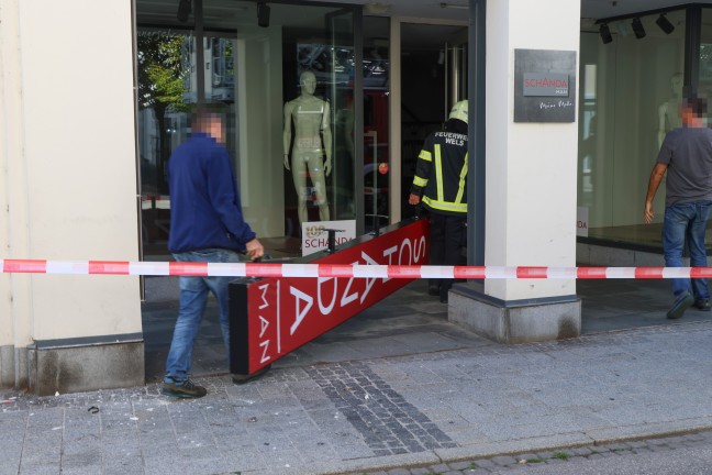 Leuchtreklame touchiert: Feuerwehr bei Sicherungsarbeiten in Wels-Innenstadt im Einsatz