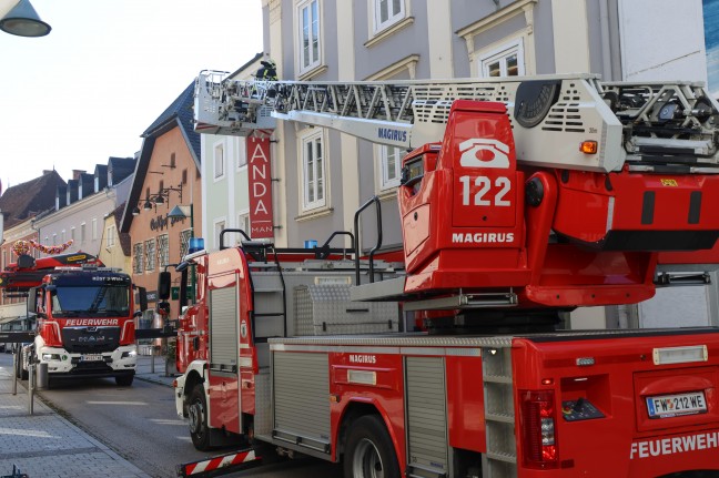 Leuchtreklame touchiert: Feuerwehr bei Sicherungsarbeiten in Wels-Innenstadt im Einsatz