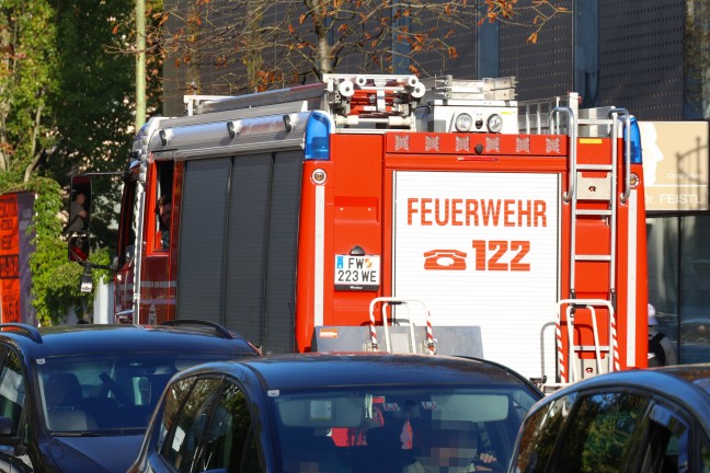 Auto auf Bahn�bergang in Wels von Regionalzug der Almtalbahn erfasst