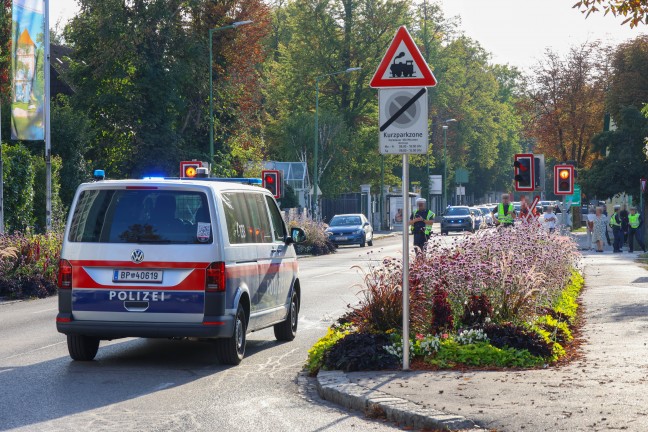 Auto auf Bahn�bergang in Wels von Regionalzug der Almtalbahn erfasst