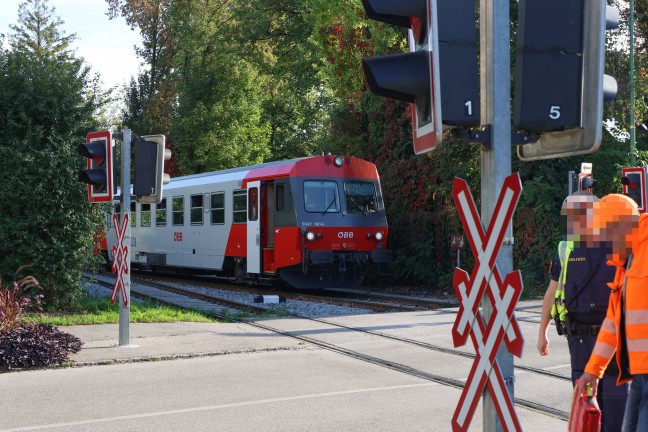Auto auf Bahn�bergang in Wels von Regionalzug der Almtalbahn erfasst