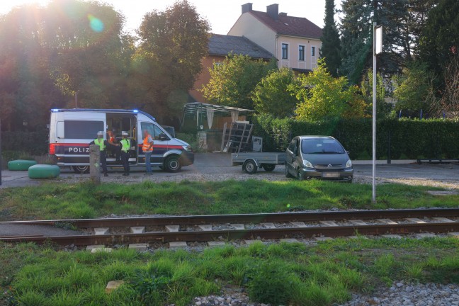 Auto auf Bahn�bergang in Wels von Regionalzug der Almtalbahn erfasst