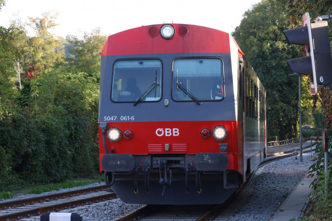 Auto auf Bahn�bergang in Wels von Regionalzug der Almtalbahn erfasst