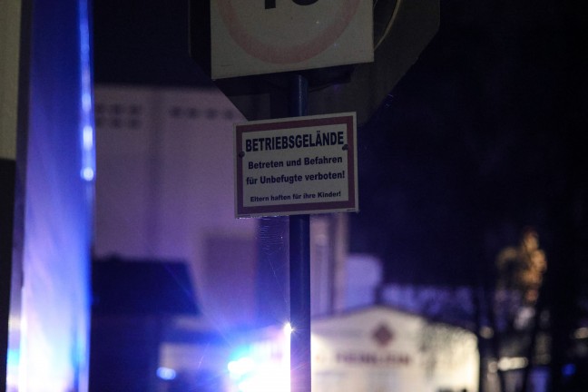 Schadstoffeinsatz: Einsatzkr�fte der Feuerwehr nach Kalkaustritt in Stadl-Paura im Einsatz