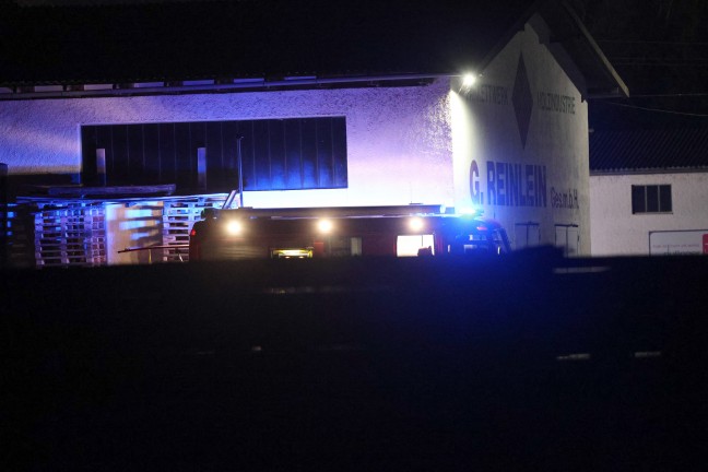 Schadstoffeinsatz: Einsatzkr�fte der Feuerwehr nach Kalkaustritt in Stadl-Paura im Einsatz