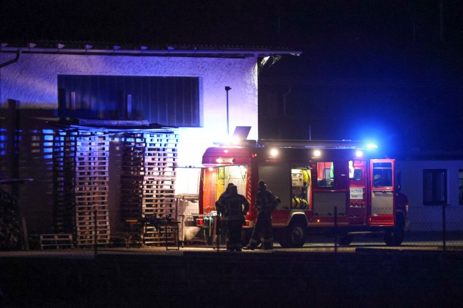 Schadstoffeinsatz: Einsatzkr�fte der Feuerwehr nach Kalkaustritt in Stadl-Paura im Einsatz