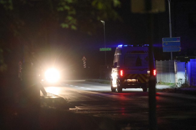 Schadstoffeinsatz: Einsatzkr�fte der Feuerwehr nach Kalkaustritt in Stadl-Paura im Einsatz