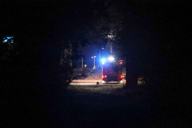 Schadstoffeinsatz: Einsatzkr�fte der Feuerwehr nach Kalkaustritt in Stadl-Paura im Einsatz