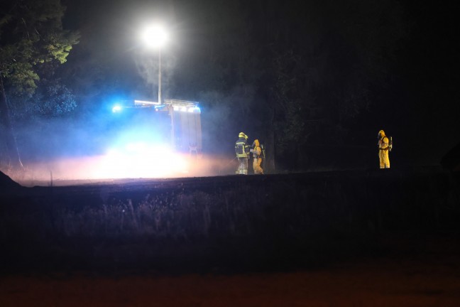 Schadstoffeinsatz: Einsatzkr�fte der Feuerwehr nach Kalkaustritt in Stadl-Paura im Einsatz