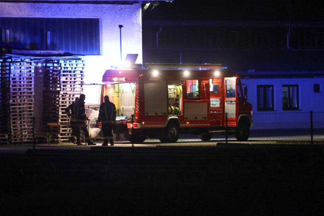 Schadstoffeinsatz: Einsatzkr�fte der Feuerwehr nach Kalkaustritt in Stadl-Paura im Einsatz