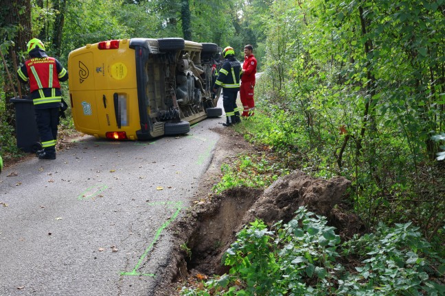 Postzustellfahrzeug in Gunskirchen bei mutma�lichem Ausweichman�ver gegen Baum gekracht