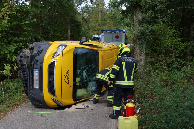 Postzustellfahrzeug in Gunskirchen bei mutma�lichem Ausweichman�ver gegen Baum gekracht