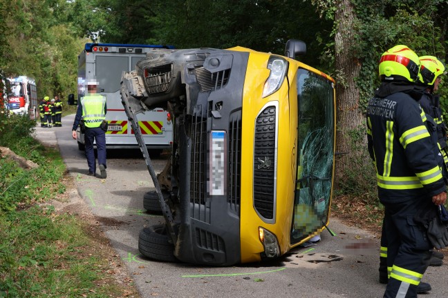 Postzustellfahrzeug in Gunskirchen bei mutma�lichem Ausweichman�ver gegen Baum gekracht