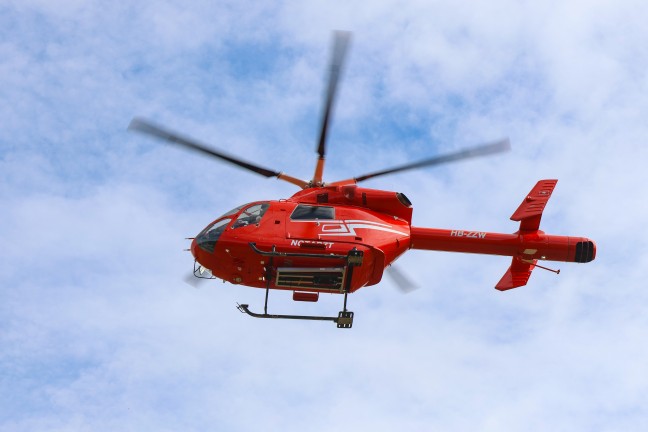 Postzustellfahrzeug in Gunskirchen bei mutma�lichem Ausweichman�ver gegen Baum gekracht