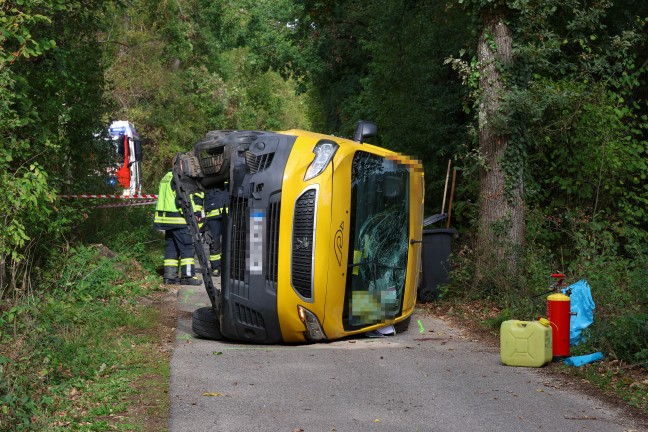 Postzustellfahrzeug in Gunskirchen bei mutma�lichem Ausweichman�ver gegen Baum gekracht