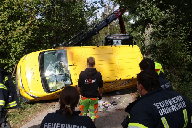 Postzustellfahrzeug in Gunskirchen bei mutma�lichem Ausweichman�ver gegen Baum gekracht