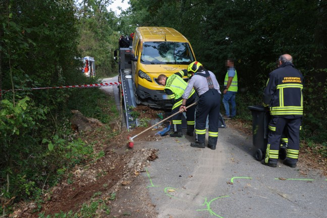 Postzustellfahrzeug in Gunskirchen bei mutma�lichem Ausweichman�ver gegen Baum gekracht