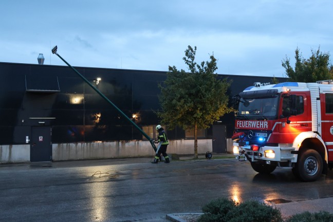 Stra�enlaterne in Schieflage: Feuerwehr, Polizei und Elektriker in Wels-Neustadt im Einsatz