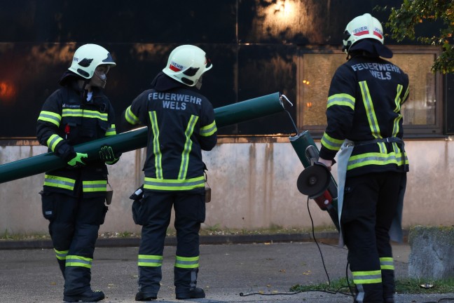 Stra�enlaterne in Schieflage: Feuerwehr, Polizei und Elektriker in Wels-Neustadt im Einsatz