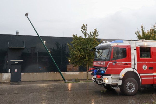 Stra�enlaterne in Schieflage: Feuerwehr, Polizei und Elektriker in Wels-Neustadt im Einsatz