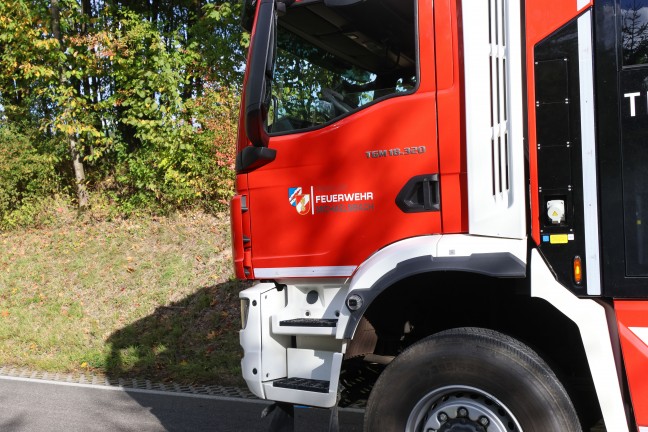 Auto bei Verkehrsunfall in Waizenkirchen in Zaun beziehungsweise Jungwald gelandet