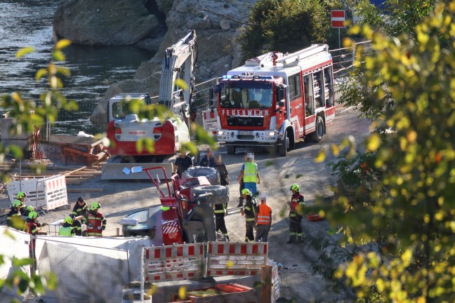 Personenrettung: Teleskopstapler auf Kraftwerksbaustelle bei Desselbrunn umgest�rzt