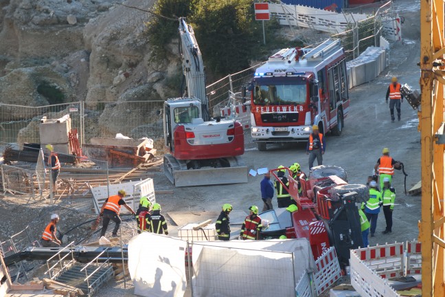 Personenrettung: Teleskopstapler auf Kraftwerksbaustelle bei Desselbrunn umgest�rzt