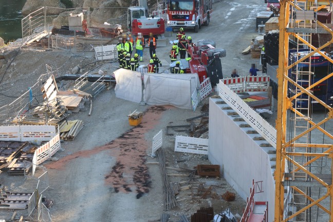 Personenrettung: Teleskopstapler auf Kraftwerksbaustelle bei Desselbrunn umgest�rzt