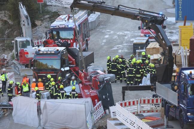 Personenrettung: Teleskopstapler auf Kraftwerksbaustelle bei Desselbrunn umgest�rzt