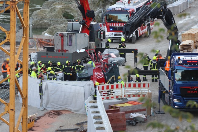 Personenrettung: Teleskopstapler auf Kraftwerksbaustelle bei Desselbrunn umgest�rzt