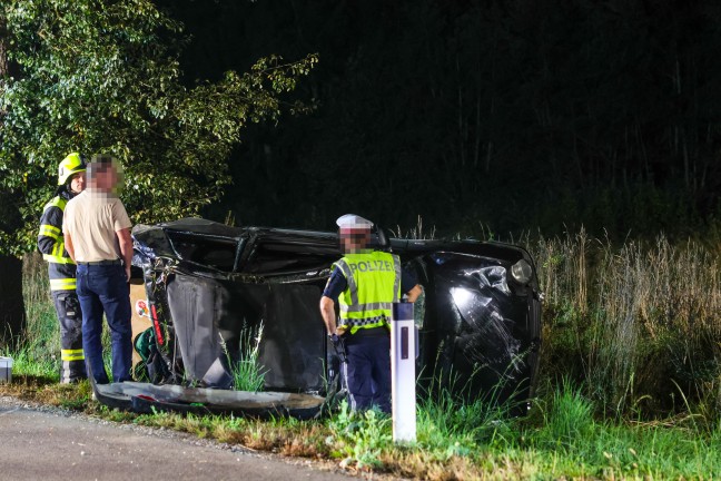 Auto �berschlagen: PKW bei schwerem Unfall nahe Aichkirchen durch drei Gemeindegebiete geschleudert