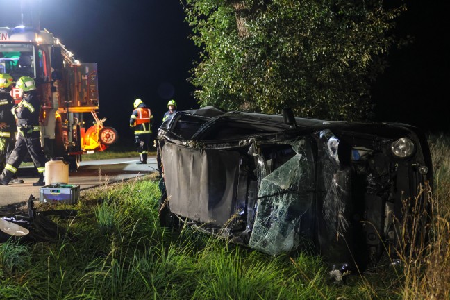 Auto �berschlagen: PKW bei schwerem Unfall nahe Aichkirchen durch drei Gemeindegebiete geschleudert